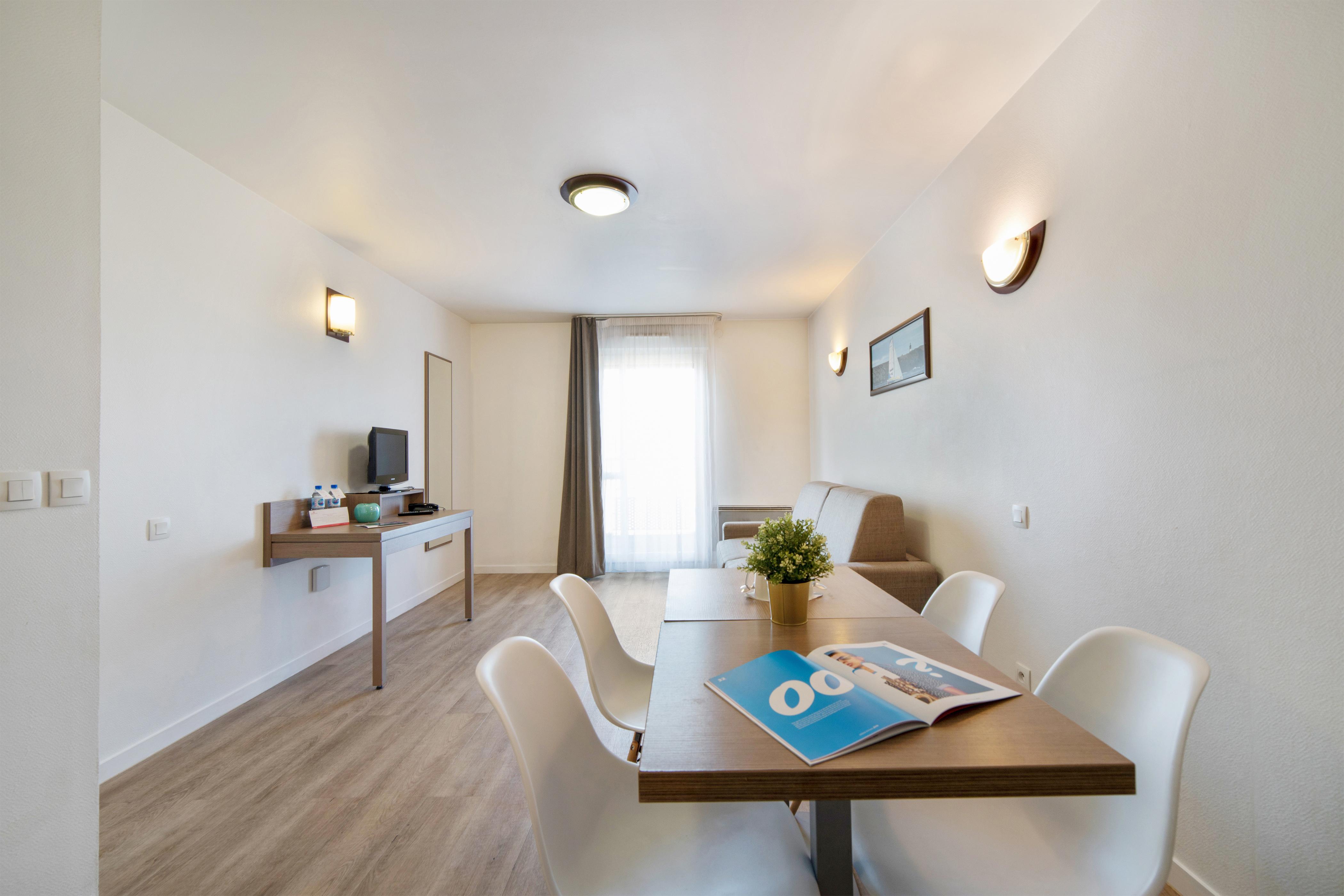 Comfort Aparthotel Versailles, St Cyr L'Ecole Saint-Cyr-lʼÉcole Kültér fotó